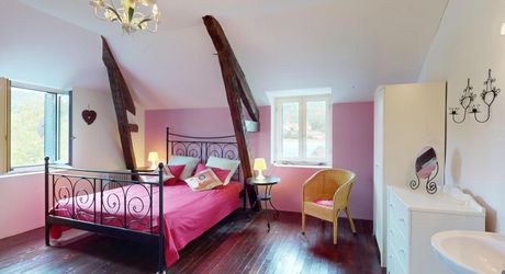 En Périgord Noir, dans le magnifique village de SAINT-LEON-SUR-VEZERE, à proximité à pieds de l’épicerie et des restaurants, maison ancienne rénovée avec grande cave/atelier, jardin, dépendance et verger.