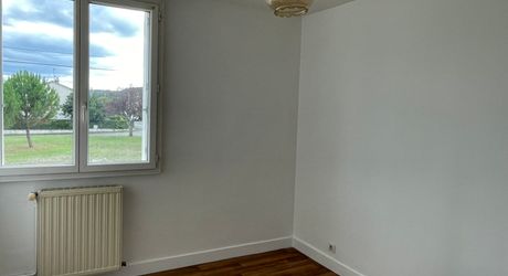 A Montignac-Lascaux, à proximité des commerces et supermarchés, maison sur sous-sol d'environ 70 m² habitables sur un terrain de plus de 500 m².