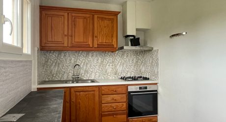 A Montignac-Lascaux, à proximité des commerces et supermarchés, maison sur sous-sol d'environ 70 m² habitables sur un terrain de plus de 500 m².