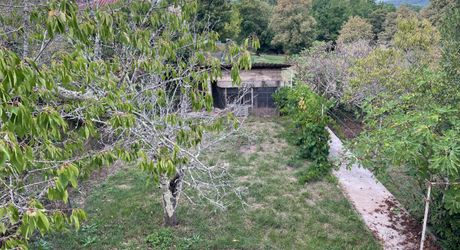 A Montignac-Lascaux, à proximité des commerces et supermarchés, maison sur sous-sol d'environ 70 m² habitables sur un terrain de plus de 500 m².