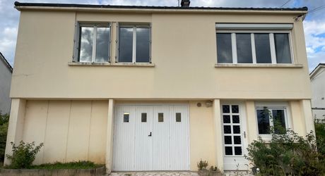A Montignac-Lascaux, à proximité des commerces et supermarchés, maison sur sous-sol d'environ 70 m² habitables sur un terrain de plus de 500 m².
