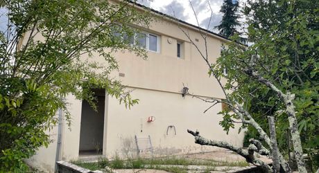 A Montignac-Lascaux, à proximité des commerces et supermarchés, maison sur sous-sol d'environ 70 m² habitables sur un terrain de plus de 500 m².