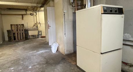 A Montignac-Lascaux, à proximité des commerces et supermarchés, maison sur sous-sol d'environ 70 m² habitables sur un terrain de plus de 500 m².