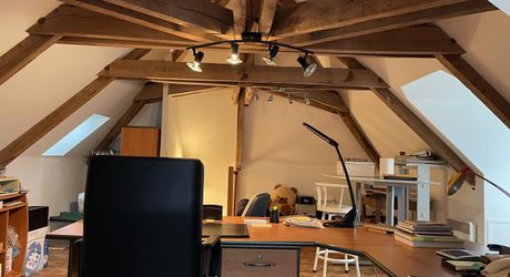 En Périgord Noir, dans le charmant village d'Auriac-du-Périgord, sur un terrain d'environ 1500 m2 avec vue, maison de 1956 rénovée il y a une dizaine d'années. 3 chambres, sous-sol avec garage. 

