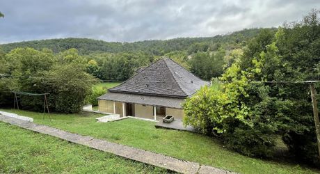 En Périgord Noir, dans le charmant village d'Auriac-du-Périgord, sur un terrain d'environ 1500 m2 avec vue, maison de 1956 rénovée il y a une dizaine d'années. 3 chambres, sous-sol avec garage. 

