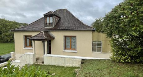 En Périgord Noir, dans le charmant village d'Auriac-du-Périgord, sur un terrain d'environ 1500 m2 avec vue, maison de 1956 rénovée il y a une dizaine d'années. 3 chambres, sous-sol avec garage. 

