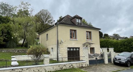 En Périgord Noir, dans le charmant village d'Auriac-du-Périgord, sur un terrain d'environ 1500 m2 avec vue, maison de 1956 rénovée il y a une dizaine d'années. 3 chambres, sous-sol avec garage. 

