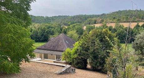 En Périgord Noir, dans le charmant village d'Auriac-du-Périgord, sur un terrain d'environ 1500 m2 avec vue, maison de 1956 rénovée il y a une dizaine d'années. 3 chambres, sous-sol avec garage. 


