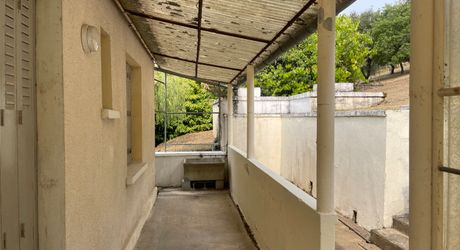 En Périgord Noir, dans le charmant village d'Auriac-du-Périgord, sur un terrain d'environ 1500 m2 avec vue, maison de 1956 rénovée il y a une dizaine d'années. 3 chambres, sous-sol avec garage. 

