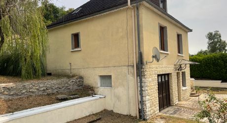 En Périgord Noir, dans le charmant village d'Auriac-du-Périgord, sur un terrain d'environ 1500 m2 avec vue, maison de 1956 rénovée il y a une dizaine d'années. 3 chambres, sous-sol avec garage. 


