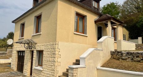 En Périgord Noir, dans le charmant village d'Auriac-du-Périgord, sur un terrain d'environ 1500 m2 avec vue, maison de 1956 rénovée il y a une dizaine d'années. 3 chambres, sous-sol avec garage. 

