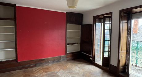 In the heart of Montignac, stone building offering approximately 104 m² of living space in need of refurbishment.