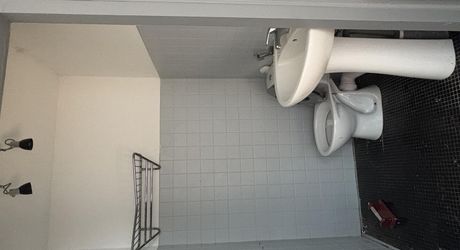 In the heart of Montignac, stone building offering approximately 104 m² of living space in need of refurbishment.