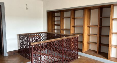 In the heart of Montignac, stone building offering approximately 104 m² of living space in need of refurbishment.