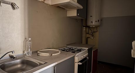 In the heart of Montignac, stone building offering approximately 104 m² of living space in need of refurbishment.