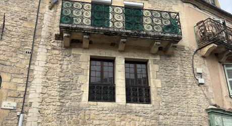 In the heart of Montignac, stone building offering approximately 104 m² of living space in need of refurbishment.
