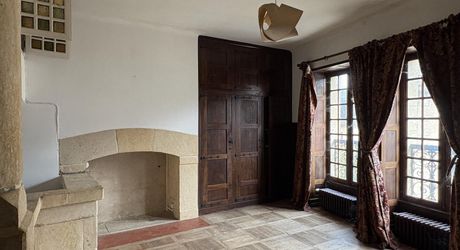 In the heart of Montignac, stone building offering approximately 104 m² of living space in need of refurbishment.