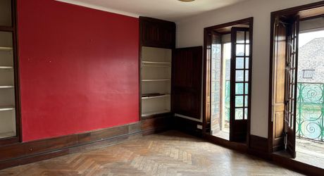 In the heart of Montignac, stone building offering approximately 104 m² of living space in need of refurbishment.