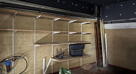 In the heart of Montignac, stone building offering approximately 104 m² of living space in need of refurbishment.