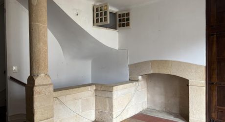 In the heart of Montignac, stone building offering approximately 104 m² of living space in need of refurbishment.