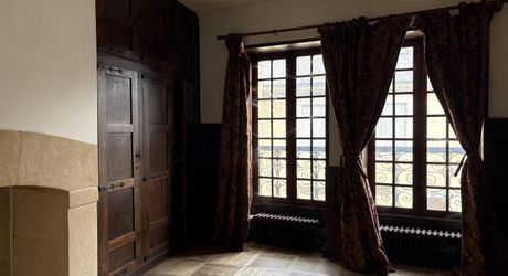 In the heart of Montignac, stone building offering approximately 104 m² of living space in need of refurbishment.