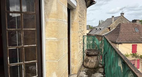 In the heart of Montignac, stone building offering approximately 104 m² of living space in need of refurbishment.