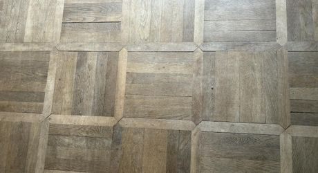 In the heart of Montignac, stone building offering approximately 104 m² of living space in need of refurbishment.