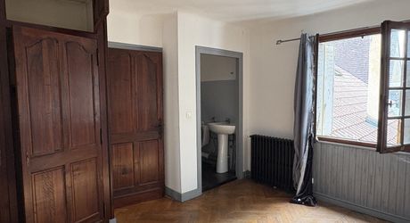 In the heart of Montignac, stone building offering approximately 104 m² of living space in need of refurbishment.