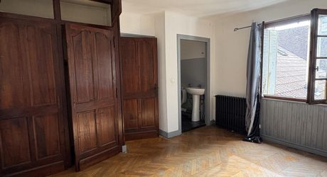 In the heart of Montignac, stone building offering approximately 104 m² of living space in need of refurbishment.