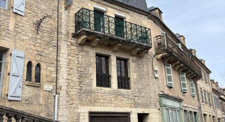 In the heart of Montignac, stone building offering approximately 104 m² of living space in need of refurbishment.