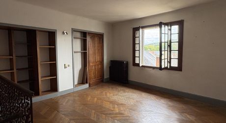 In the heart of Montignac, stone building offering approximately 104 m² of living space in need of refurbishment.