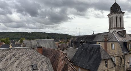 In the heart of Montignac, stone building offering approximately 104 m² of living space in need of refurbishment.