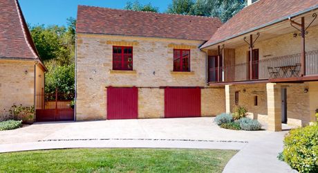 En Périgord Noir, sur 7 ha, domaine composé d'un ancien moulin ayant fait l'objet d'une rénovation exceptionnelle. Ensemble actuellement à usage d'huilerie-boutique-musée.