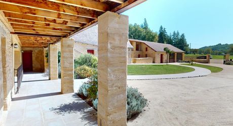En Périgord Noir, sur 7 ha, domaine composé d'un ancien moulin ayant fait l'objet d'une rénovation exceptionnelle. Ensemble actuellement à usage d'huilerie-boutique-musée.