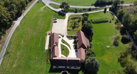 En Périgord Noir, sur 7 ha, domaine composé d'un ancien moulin ayant fait l'objet d'une rénovation exceptionnelle. Ensemble actuellement à usage d'huilerie-boutique-musée.