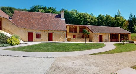 En Périgord Noir, sur 7 ha, domaine composé d'un ancien moulin ayant fait l'objet d'une rénovation exceptionnelle. Ensemble actuellement à usage d'huilerie-boutique-musée.