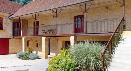 En Périgord Noir, sur 7 ha, domaine composé d'un ancien moulin ayant fait l'objet d'une rénovation exceptionnelle. Ensemble actuellement à usage d'huilerie-boutique-musée.