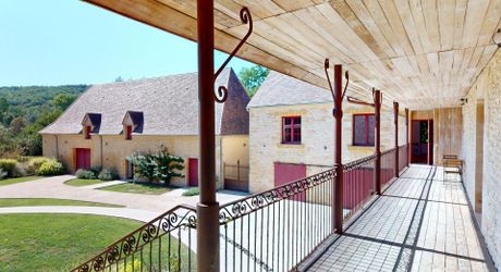 En Périgord Noir, sur 7 ha, domaine composé d'un ancien moulin ayant fait l'objet d'une rénovation exceptionnelle. Ensemble actuellement à usage d'huilerie-boutique-musée.