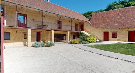 En Périgord Noir, sur 7 ha, domaine composé d'un ancien moulin ayant fait l'objet d'une rénovation exceptionnelle. Ensemble actuellement à usage d'huilerie-boutique-musée.