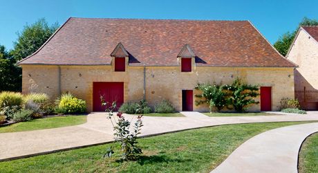 En Périgord Noir, sur 7 ha, domaine composé d'un ancien moulin ayant fait l'objet d'une rénovation exceptionnelle. Ensemble actuellement à usage d'huilerie-boutique-musée.