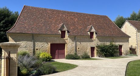 En Périgord Noir, sur 7 ha, domaine composé d'un ancien moulin ayant fait l'objet d'une rénovation exceptionnelle. Ensemble actuellement à usage d'huilerie-boutique-musée.