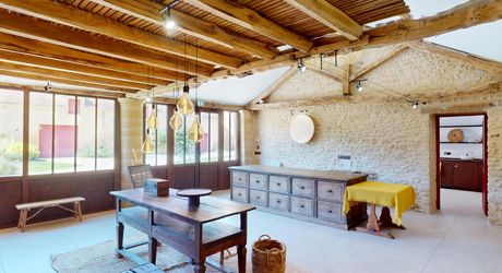 En Périgord Noir, sur 7 ha, domaine composé d'un ancien moulin ayant fait l'objet d'une rénovation exceptionnelle. Ensemble actuellement à usage d'huilerie-boutique-musée.