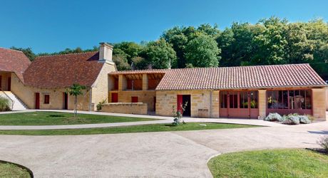 En Périgord Noir, sur 7 ha, domaine composé d'un ancien moulin ayant fait l'objet d'une rénovation exceptionnelle. Ensemble actuellement à usage d'huilerie-boutique-musée.