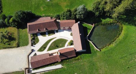 En Périgord Noir, sur 7 ha, domaine composé d'un ancien moulin ayant fait l'objet d'une rénovation exceptionnelle. Ensemble actuellement à usage d'huilerie-boutique-musée.