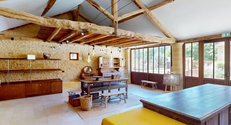 En Périgord Noir, sur 7 ha, domaine composé d'un ancien moulin ayant fait l'objet d'une rénovation exceptionnelle. Ensemble actuellement à usage d'huilerie-boutique-musée.