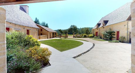 En Périgord Noir, sur 7 ha, domaine composé d'un ancien moulin ayant fait l'objet d'une rénovation exceptionnelle. Ensemble actuellement à usage d'huilerie-boutique-musée.