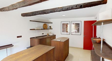 En Périgord Noir, sur 7 ha, domaine composé d'un ancien moulin ayant fait l'objet d'une rénovation exceptionnelle. Ensemble actuellement à usage d'huilerie-boutique-musée.