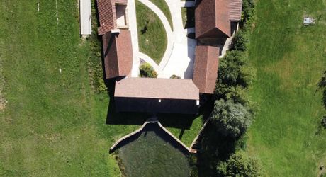 En Périgord Noir, sur 7 ha, domaine composé d'un ancien moulin ayant fait l'objet d'une rénovation exceptionnelle. Ensemble actuellement à usage d'huilerie-boutique-musée.