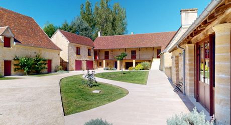 En Périgord Noir, sur 7 ha, domaine composé d'un ancien moulin ayant fait l'objet d'une rénovation exceptionnelle. Ensemble actuellement à usage d'huilerie-boutique-musée.