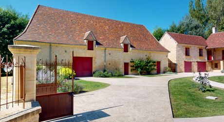 En Périgord Noir, sur 7 ha, domaine composé d'un ancien moulin ayant fait l'objet d'une rénovation exceptionnelle. Ensemble actuellement à usage d'huilerie-boutique-musée.